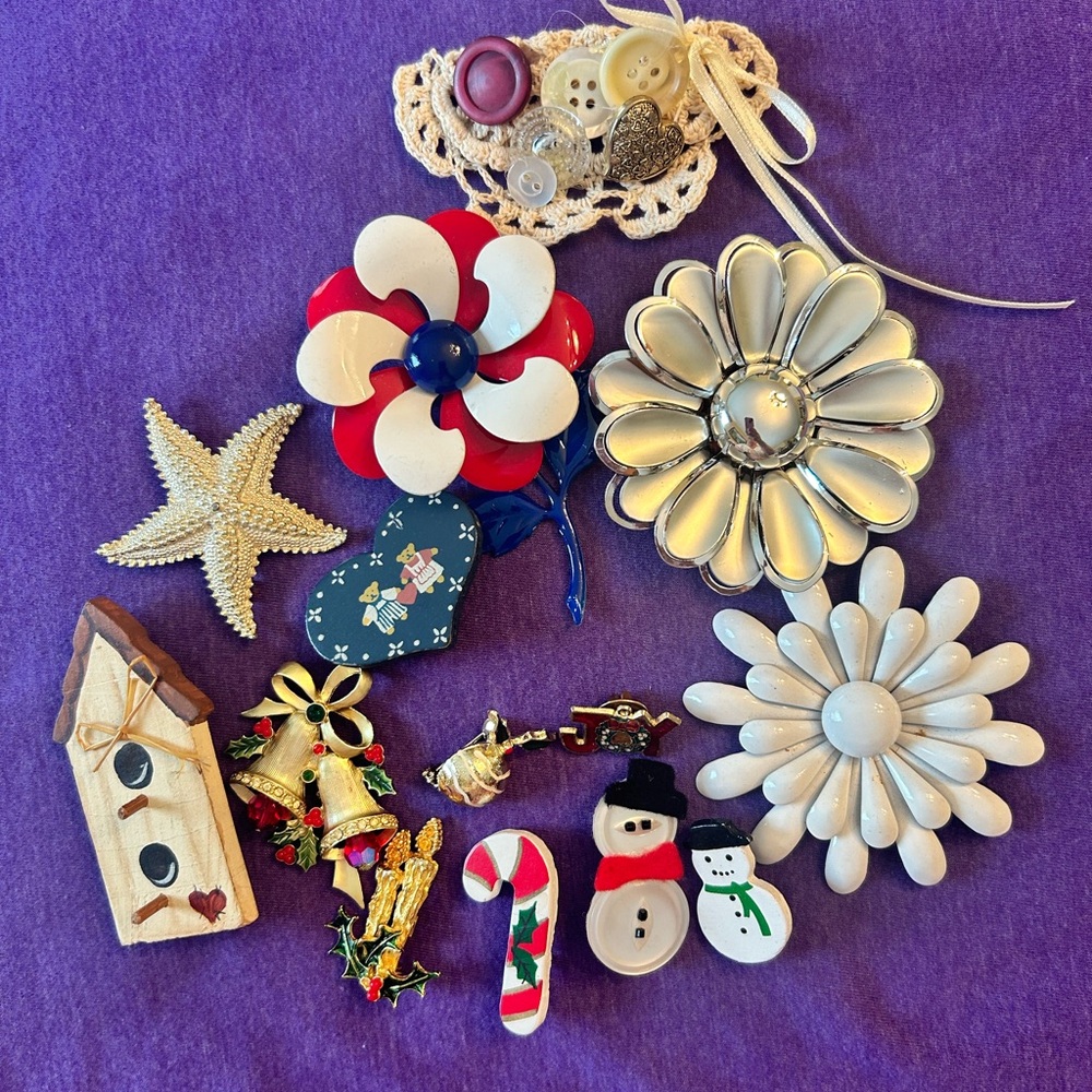 14 piece lot Ladie brooches